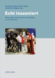 Buchcover: Ein Mann, der wie ein Römer gekleidet ist, mit Sandalen und Umhang am Filmset