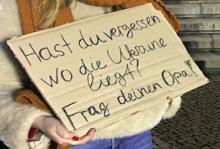 Pappschild mit der Aufschrift: Hast du vergessen, wo die Ukraine liegt? Frag deinen Opa!